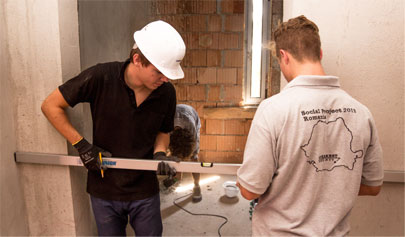 Geberit apprentices hard at work in the Hospice Casa Sperantei in Bucharest.